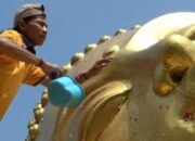Tradisi Jelang Waisak, Patung Buddha Tidur di Mojokerto Disucikan dengan Air Bunga