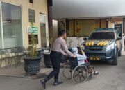 Peduli dan Layanan Humanis, Anggota Polres Lamongan Bantu Ibu Lanjut Usia Urus Pelaporan