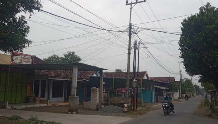 Pemasangan Kabel Optik Wifi Di Mojokerto Masih Banyak Yang Melanggar dan Ilegal