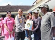 Kapolres Kediri Kota Pimpin Wisuda Purna Bakti Pegawai Negeri Pada Polri dan Berbagai Sembako Pada Abang Becak