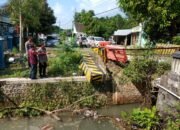Tanggapi Aduan warga, Kapolsek Ngimbang Bersama Dinas PUBM Perbaiki Jembatan Rusak Penghubung Ngimbang–Bluluk