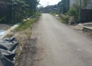 Jalan Kampung, Baru Di Aspal Sebulan Lalu Sudah Rusak Lagi, Apa Penyebabnya ?
