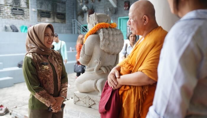 Ning Ita Sambut Bhante Luong Po: Kolaborasi Budaya Mojokerto–Thailand Dimulai”