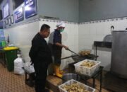 Pastikan Makanan Layak dan Higienis, Petugas Dapur Lapas Mojokerto Rutin Cek Proses Memasak dan Penyajian