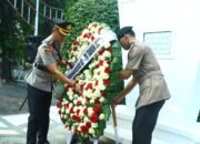 Peringati HUT Bhayangkara ke-79, Kapolres Gresik Pimpin Ziarah dan Tabur Bunga di TMP