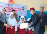 Beasiswa Dana Desa Disalurkan untuk Siswa SD Berprestasi di Desa Sukajaya
