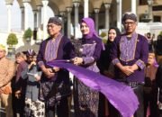Mbak Wali dan Gus Qowim Jalan Kaki Dari Masjid Agung ke Balai Kota, Ikuti Kirab Mapag Wiyosan Enggal Muharram 1447 H