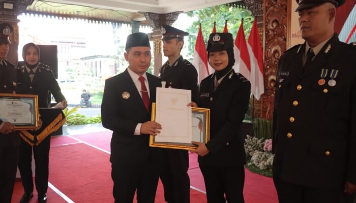 Bupati Mojokerto Beri Penghargaan untuk 9 Polisi Berprestasi di Hari Bhayangkara ke-79
