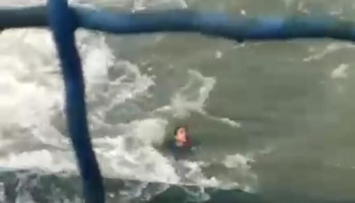 Seorang Pria Misterius Nekat Menceburkan Diri ke Sungai Brantas