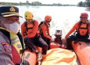 Penemuan Jenazah Diduga Bunuh Diri Di Sungai Bengawan Solo, Polsek Babat Evakuasi Korban