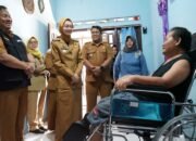 Kunjungi Rumah Warga, Mbak Wali Serahkan Bantuan Alat Bantu Mobilitas dan Bantuan Biaya Hidup