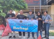 Aksi Sosial PWI Mojokerto Raya: 100 Paket Nasi Dibagikan kepada Masyarakat