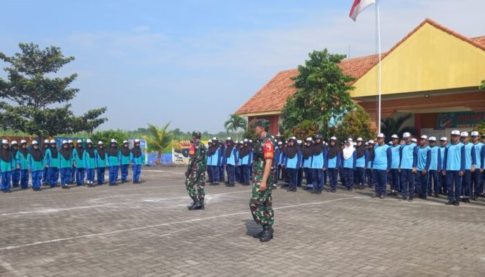 Babinsa Latih Disiplin dan Karakter Siswa Baru SMPN 2 Puri Lewat Materi PBB saat MPLS