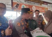 Warga Tidak Mampu di Jember Terima Beras dari Pemkab Jember dan Bulog