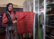 Kepincut Motifnya yang Cantik, Istri Wali Kota Probolinggo Borong Tenun Ikat Bandar Kidul Kota Kediri