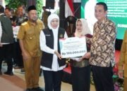 Sapa Bansos, Pemkab Gresik dan Pemprov Jatim Salurkan Bantuan Sosial Sebesar Rp5,8 Miliar untuk Masyarakat