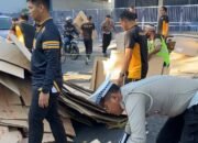 Evakuasi Cepat Satlantas Pasuruan Atasi Kecelakaan Pick-up Bermuatan Kardus di Bangil
