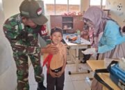 Imunisasi MR dan HPV di Mojokerto, Babinsa Ikut Dampingi Anak Sekolah