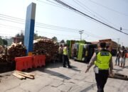 Truk Terguling di Depan Jembatan Timbang Klepu, Arus Lalu Lintas Sempat Tersendat