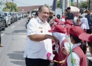 Bupati Asahan Bagikan 3250 Pcs Bendera kepada Penguna Jalan Raya di Jalan Hoscokroaminoto Kisaran