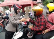 Polisi di Sidoarjo Bagikan Bendera Merah Putih Secara Serentak