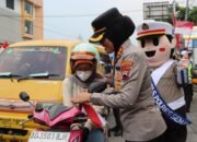 Semarak Kemerdekaan, Polres Semarang Bagikan 20 Ribu Bendera Merah Putih di Ungaran