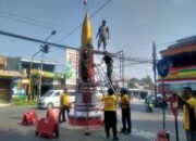 Gotong Royong Percantik Tugu Perjuangan Dlanggu Menyambut Kemerdekaan