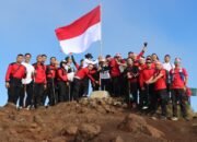 Peringati HUT ke-80 RI, Polres Semarang Kibarkan Merah Putih di Puncak Gunung Ungaran