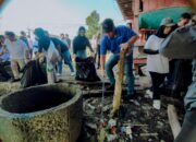 Sambut Hari Kemerdekaan RI ke-80, Wabup Alif Bersama Warga Bersihkan Pesisir dan Bagikan 10.000 Bendera
