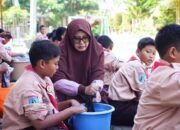 Beri Bekal Hidup Mandiri, Bu Nyai Refah Islami Ajari Para Santri Mencuci dan Melipat Baju