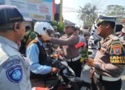 Satlantas Polres Gresik Bagikan Bendera Merah Putih dan Helm Kepada Pengendara Roda Dua