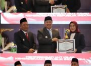 Bupati Jombang Anugerahkan Penghargaan kepada 6 ASN Berprestasi pada HUT ke-80 RI