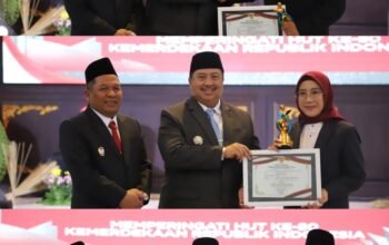 Bupati Jombang Anugerahkan Penghargaan kepada 6 ASN Berprestasi pada HUT ke-80 RI