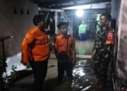Anggota TNI dan BPBD Sigap Tangani Banjir di Kutorejo