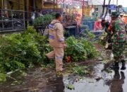 Hujan Angin Robohkan Pohon, Sinergi TNI dan Warga Lancarkan Kembali Lalu Lintas Mojosari