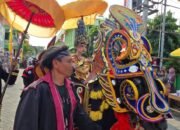 Peran Raja Hayam Wuruk Semarakkan Acara Karnaval HUT Ke-80 RI di Lembaga Pendidikan Hidayatus Salam