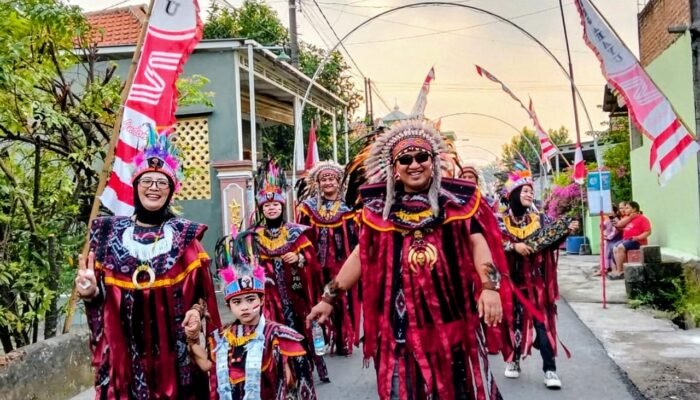 Ribuan Warga Meriahkan Karnaval Kemerdekaan ke-80 di Desa Ngoro