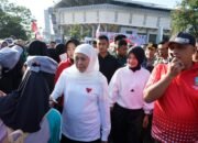 Mbak Wali Dampingi Gubernur Jatim Berangkatkan Jalan Sehat dan Tinjau Pasar Murah