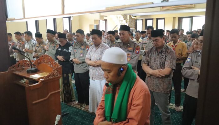Polres Mojokerto Gelar Salat Gaib untuk Driver Ojek Online yang Meninggal Saat Unjuk Rasa