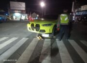 Mobil Sport Diduga Wabup Beky Kecelakaan di Perempatan Kanigoro
