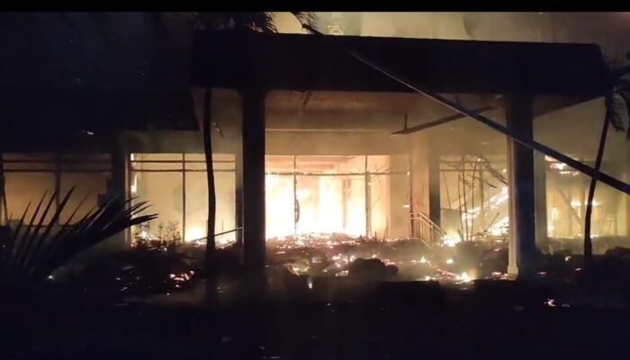 Massa Aksi Rusak Mobil dan Motor Dinas Polres Kediri Kota, Gedung DPRD di Bakar