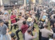 Demo Rusuh, Kapolres Jember Dilempari botol dan kayu. Pendemo Merusak dan Membakar Fasilitas umum dengan Bom Molotov