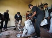 Warga Gotong Royong Bersihkan Kantor Pemkab, Mas Dhito: Kita Bersama Jaga Rumah Rakyat