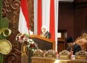 Sampaikan Jawaban Eksekutif, Gubernur Khofifah  Fokuskan Efisiensi Belanja di P-APBD 2025