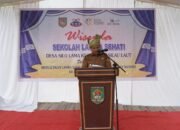 Wakili Bupati Asahan Wisuda 25 Lanjut Usia (Lansia) di Lapangan Sepak Bola Silau Lama