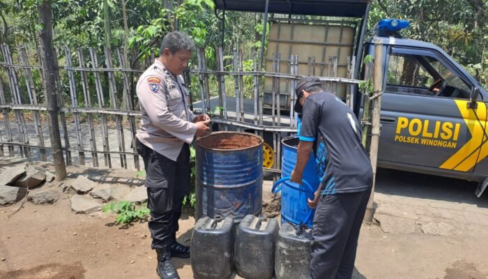 Polisi Tangani Kekeringan di Winongan Pasuruan Sulap Mobil Patroli Jadi Armada Air Bersih