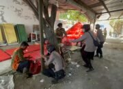 Polwan Polresta Sidoarjo Peduli Kebersihan di Posko Keluarga Korban Santri Ponpes Al Khoziny