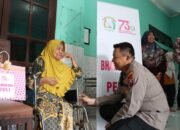 Kapolres dan Ketua Bhayangkari Cabang Mojokerto Kota Bawa Keceriaan Untuk Para Lansia