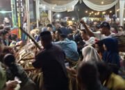 Warga Berebut Hasil Bumi Pada Gunungan Tumpeng di Sedekah Bumi Desa Cerme Kidul