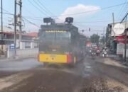 Semprot Debu, Sat Samapta Polres Gresik Gunakan Mobil Water Cannon di Sepanjang Jalan Yosowilangun – Suci